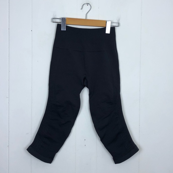 Lululemon In The Flow Crop II Compression Capris - Picture 1 of 9